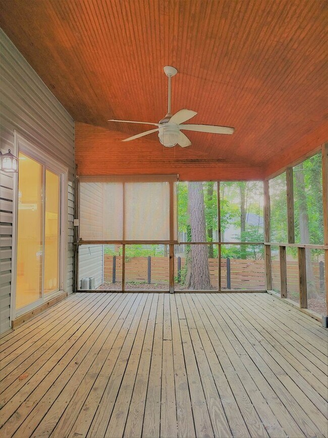 Building Photo - Huge 5 bedroom upgraded Colonial with larg...