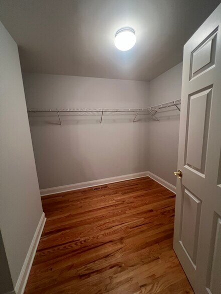Walk-ing closet - 24 Cross St