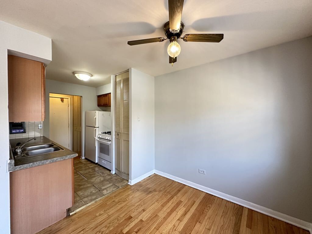 Building Photo - 513 W Briar Pl