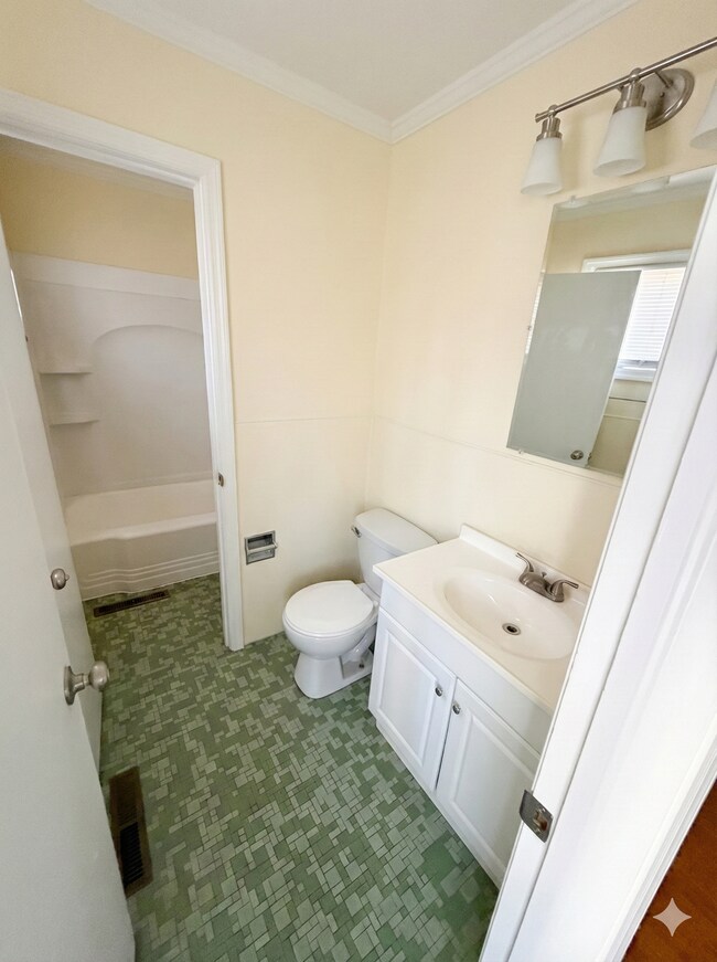 Building Photo - 2820 Riverview Rd