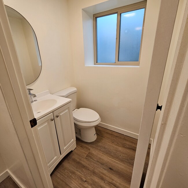 Building Photo - 922-928 E Fairclough Dr