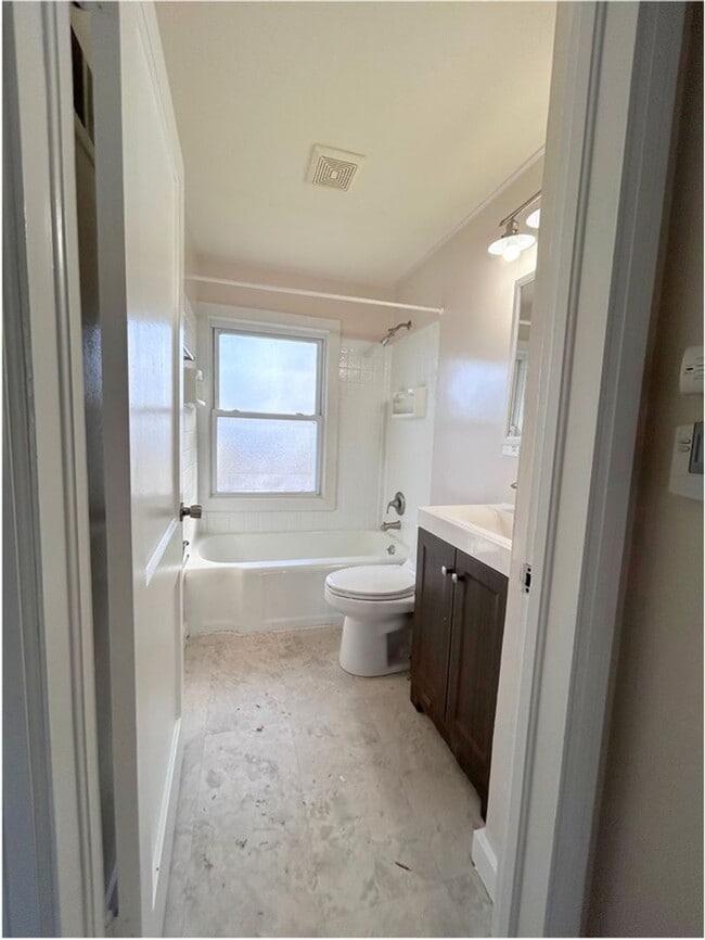 Building Photo - 4 Bed 2 Bath House on East Campus