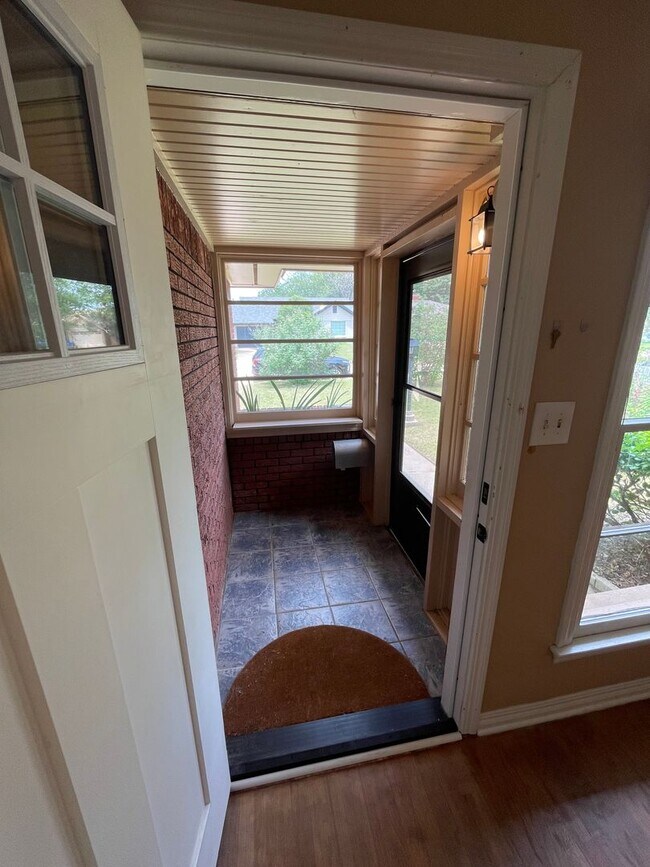 Building Photo - 4 bed 2 bath 2 car, Great Character and st...