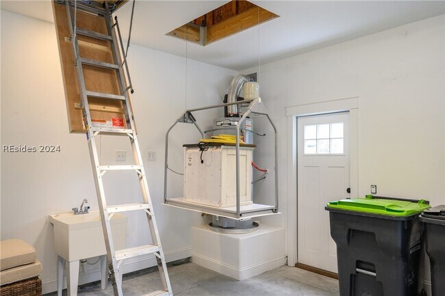 Building Photo - HILTON HEAD LAKES