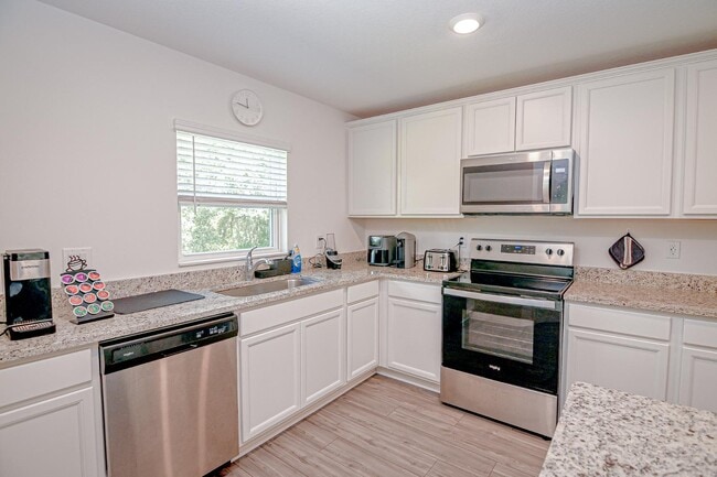 Building Photo - 695 Bay Leaf Dr