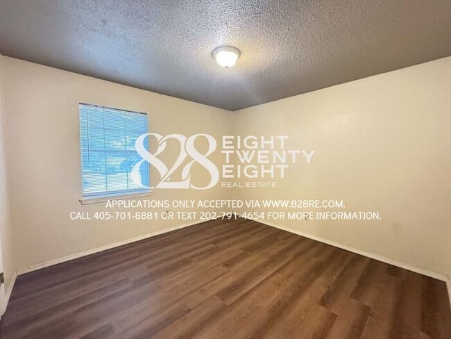Building Photo - AVAILABLE NOW! 3 Bedroom/1 Bath Single Fam...