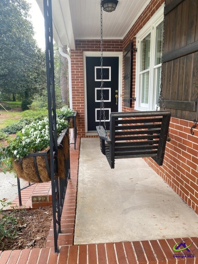 Building Photo - 2740 Northwoods Dr S