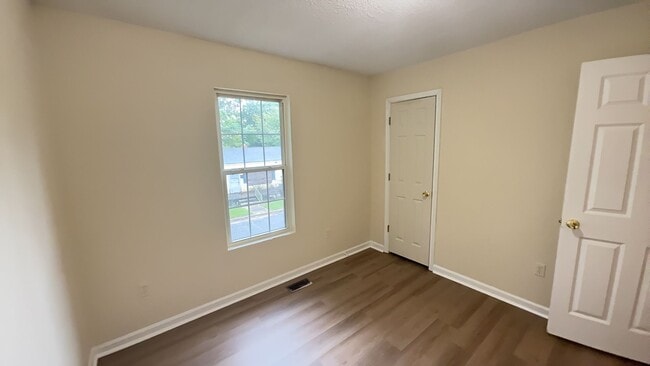 Building Photo - Ideal Home Located in the City Limits