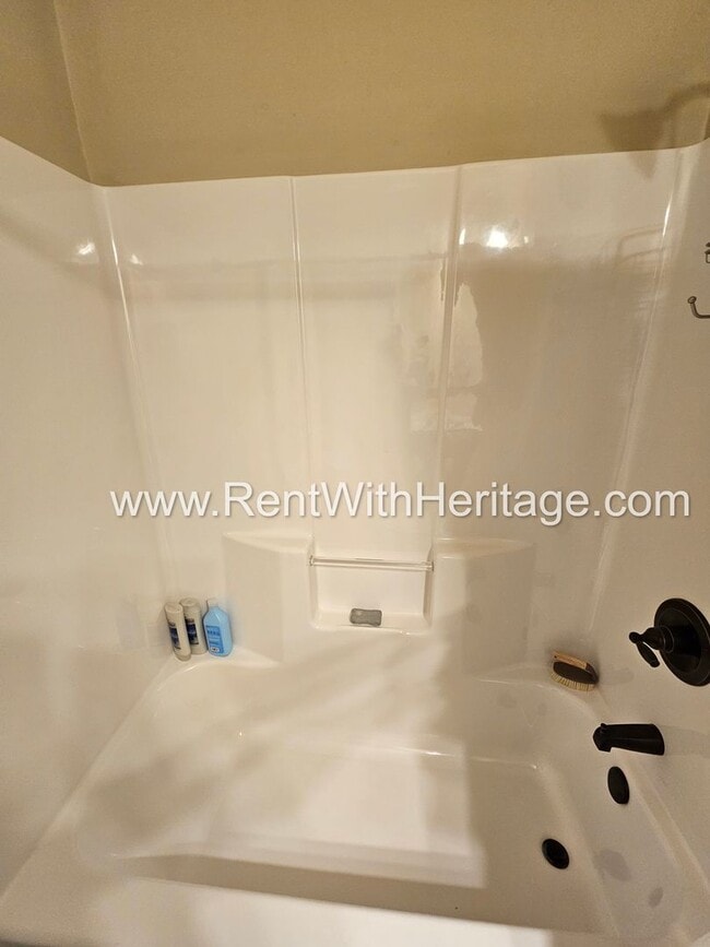 Building Photo - Gorgeous 3 bd / 2 bath / Attention to Deta...