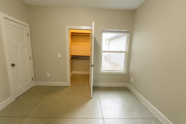 Building Photo - 8182/84 E 34th Ct S