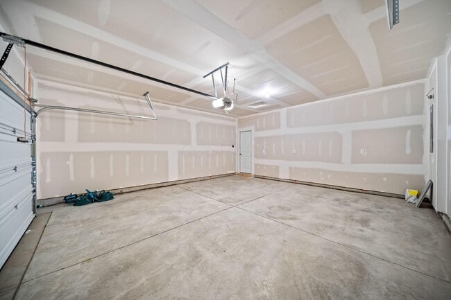 Building Photo - 511 Darliene Dr