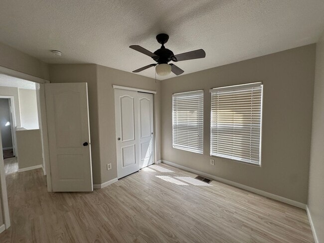 Building Photo - 3 bedroom 2.5 Bath Home in gated NE heights