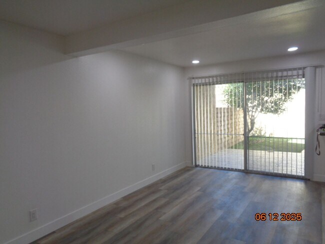 Building Photo - Single Story Condo in Park Somerset complex