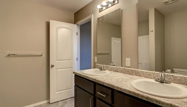 Building Photo - 3 Bedroom Rental in Republic with fenced i...