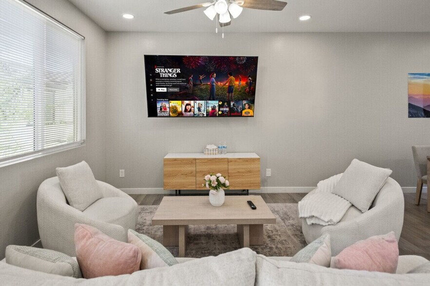 Building Photo - 6606 W Paradise Ln