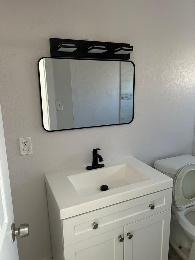 Building Photo - 2/1 updated duplex Tampa Move in Special!!