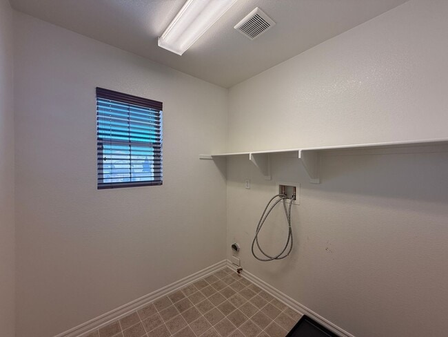 Building Photo - West Rosamond 5 bedroom