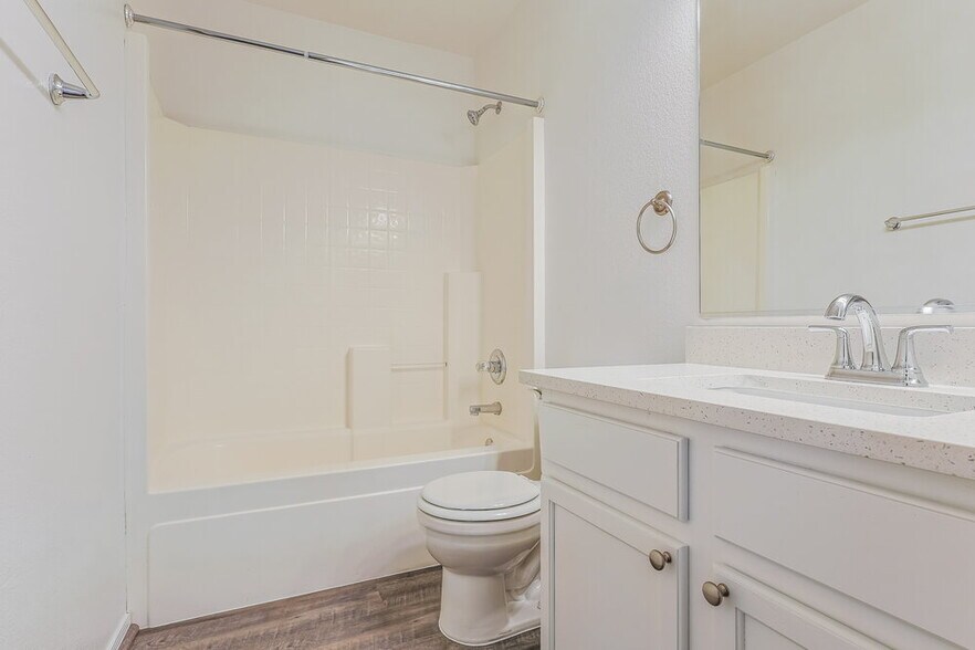 Building Photo - 2300 E Gleneagle Dr