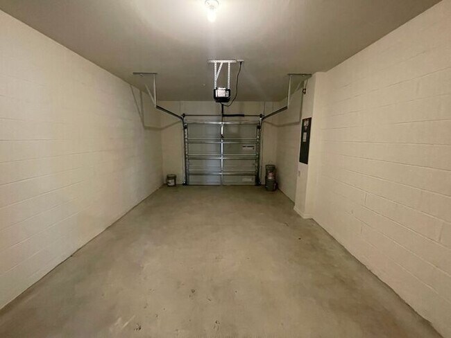 Building Photo - Beautiful 3 Bedroom 2.5 Bathroom Townhome in Windrose