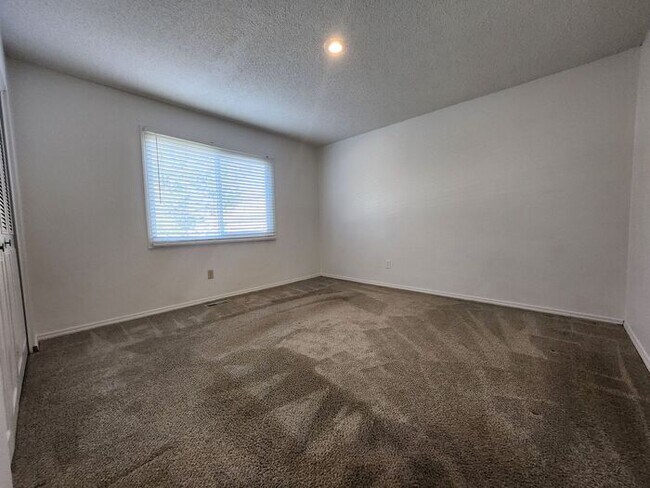 Building Photo - Stunning 3-bedroom, 2-bathroom Condo located in Monument!