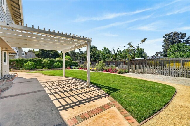 Building Photo - Toro Sunshine Expansive 4 Bed/ 3 Bath Home!