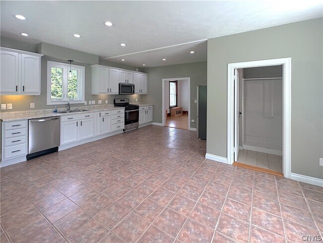Building Photo - 3565 Oneida St