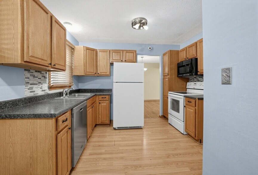 Building Photo - 3190 Ashwood Rd