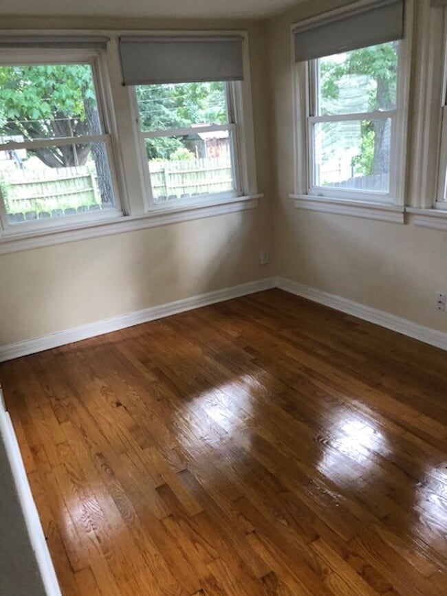 Building Photo - 2 Story, 3+ Bed, 2 Full Baths, Home with G...