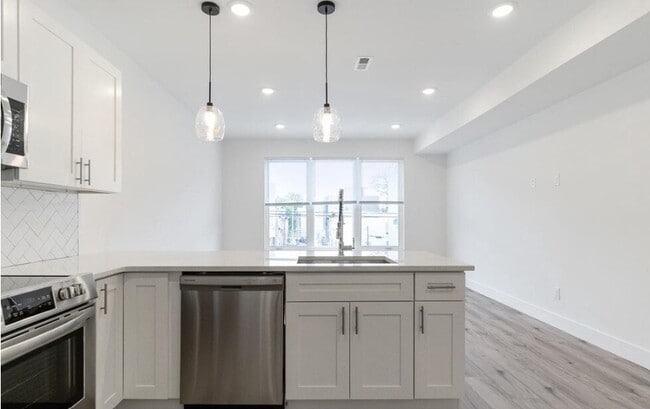 Building Photo - 2429 W Thompson St