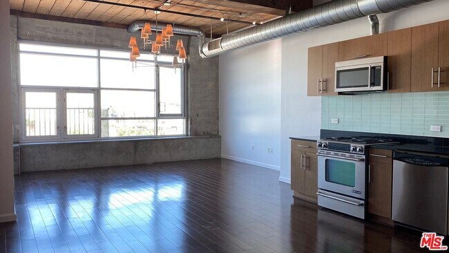 Building Photo - 530 S Hewitt St