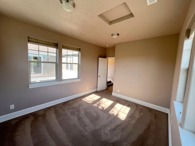 Building Photo - Stunning Corner Home in King City with Washer/Dryer Included, Private Courtyard!