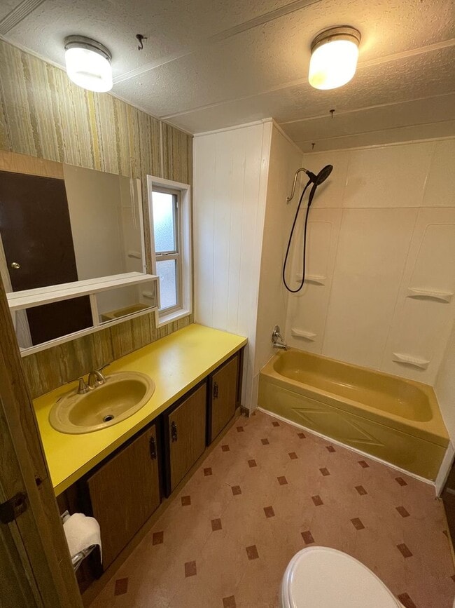 Building Photo - 2 Bedroom one bath Manufactured home on Cul De Sac