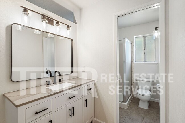 Building Photo - 7400 Mooncrest Way