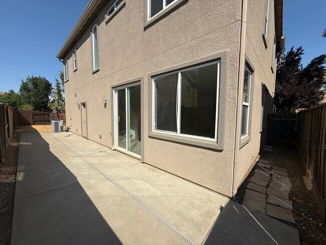 Building Photo - 2-story 4bed 2.5bath home available in Nor...