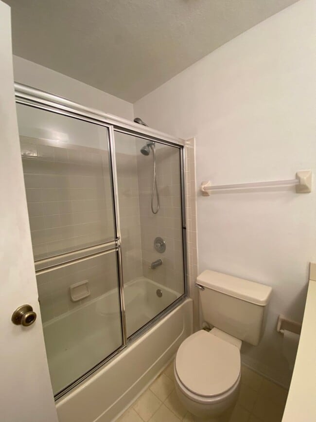 Building Photo - Spacious 3 Bedroom's, 2.5 bath condo in Lakeview Village.