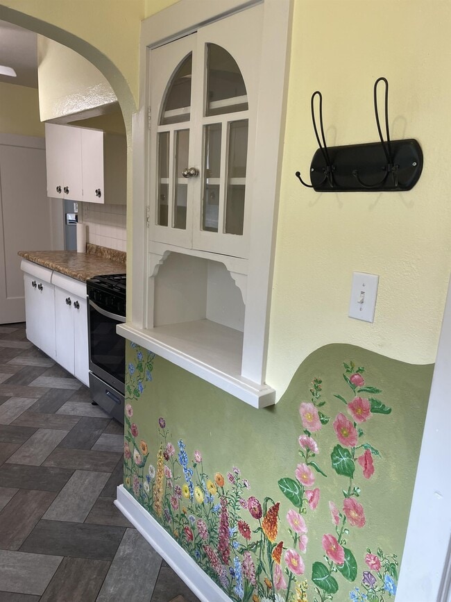 Building Photo - 437 Maple St NE