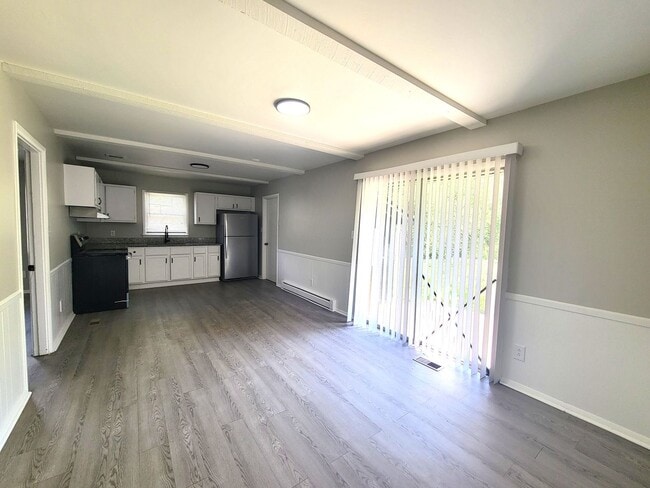 Building Photo - 3 Bedroom Brick Ranch in East Charlotte For Rent!