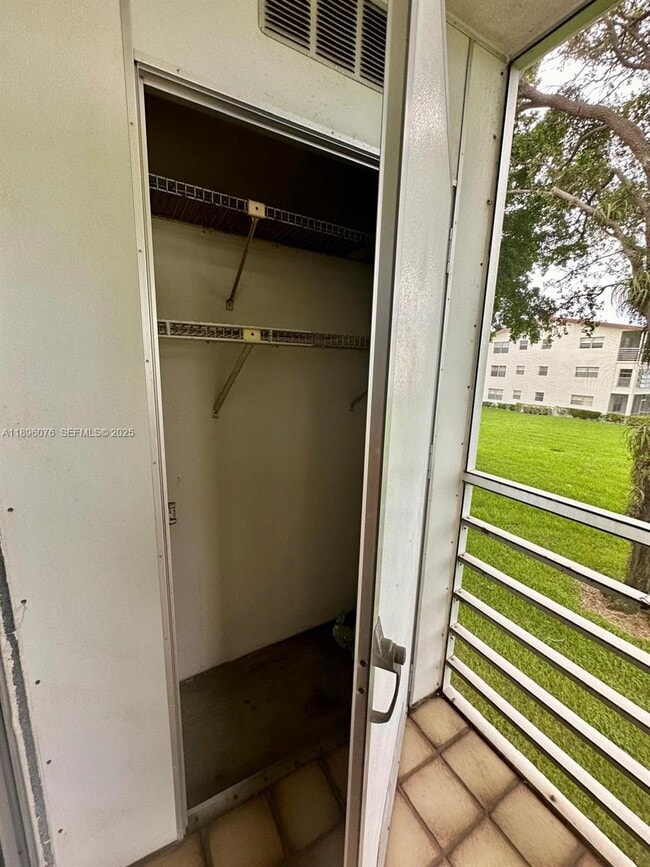 Building Photo - 402 Fanshaw J