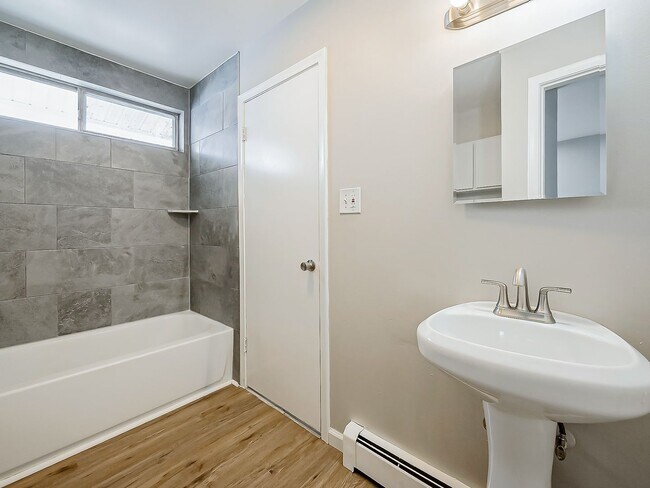 Building Photo - Freshly Updated 2BR Home in Prime White Lake Location!