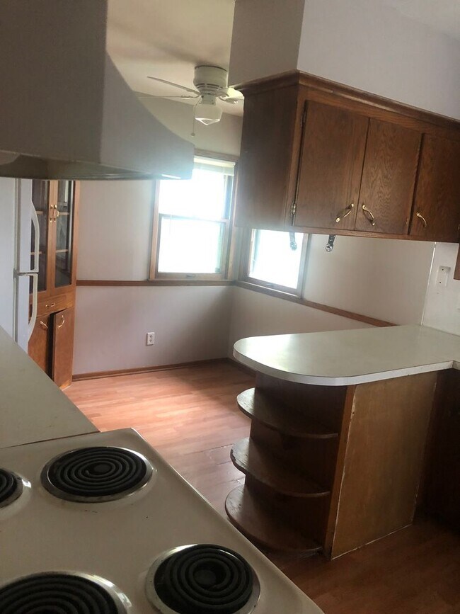 Building Photo - LARGE 3BED/1BATH/GARAGE/YARD - SINGLE FAMI...