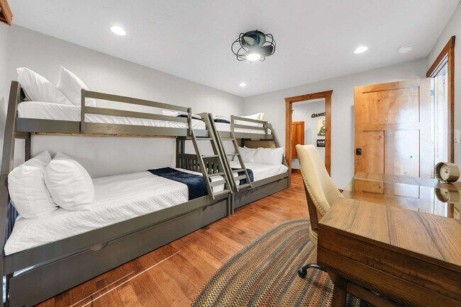 Building Photo - 201 Shady Ozark Ln