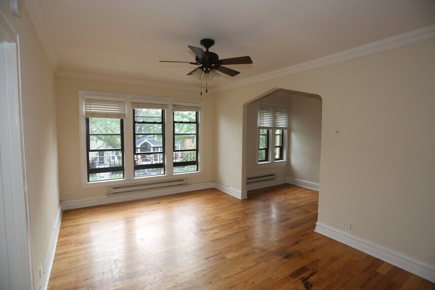 Building Photo - 4742 N Hermitage Ave