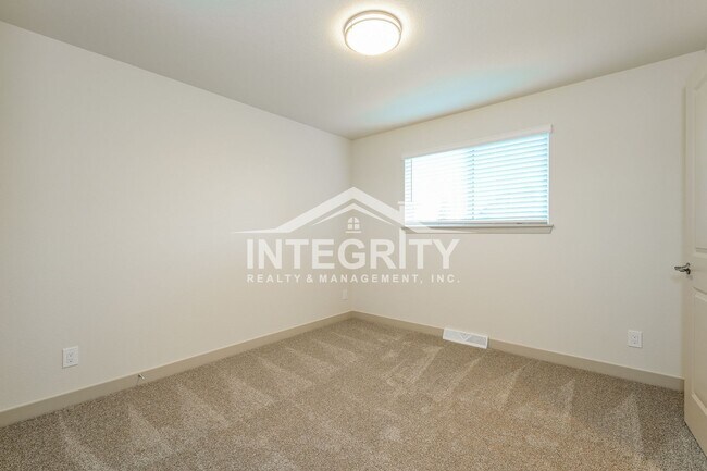 Building Photo - 6475 W Kingsley Ave