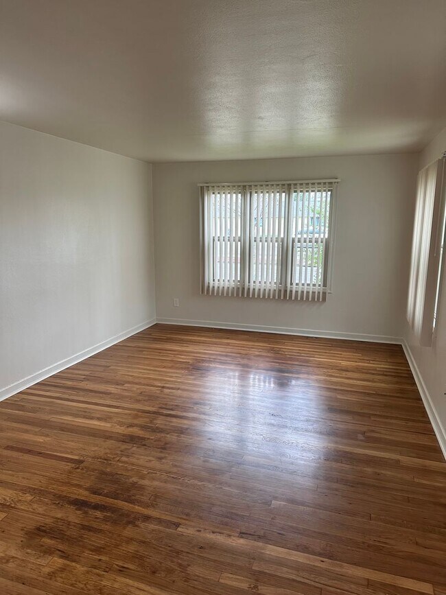 Building Photo - 1/2 Off 2nd Month's Rent