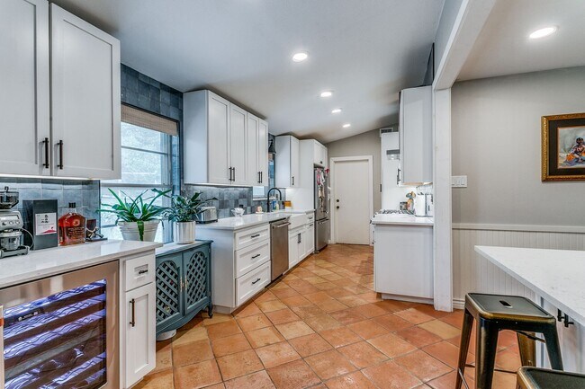 Building Photo - RENOVATED 3-BEDROOM IN NORTHWOOD