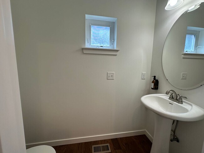 Building Photo - 3 Bed, 2.5 Bath House in Cordata Neighborhood