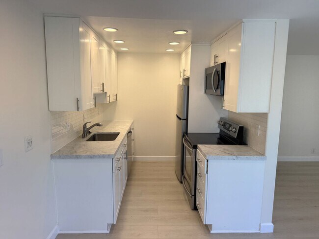 Building Photo - Bright and breezy, updated 2+2 condo in Playa Del Rey, fireplace, pool