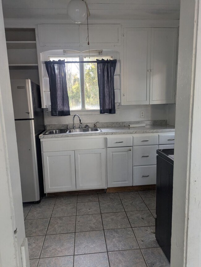 Building Photo - Nice 2 bedroom, 1 1/2 bath in convenient l...