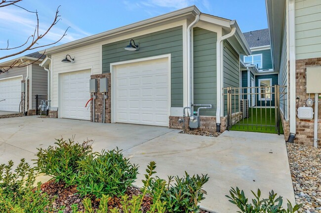 Building Photo - Luxurious Low-Maintenance Living in Westha...