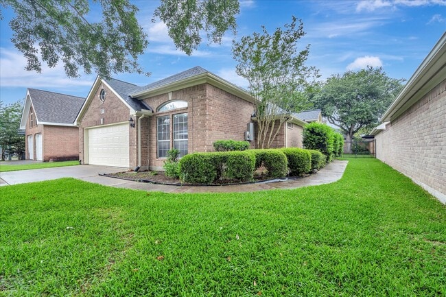 Building Photo - 2421 Baycrest Dr